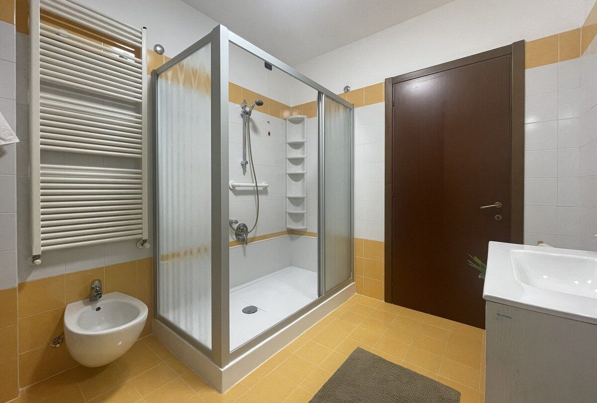Bagno con box doccia e scaldasalviette