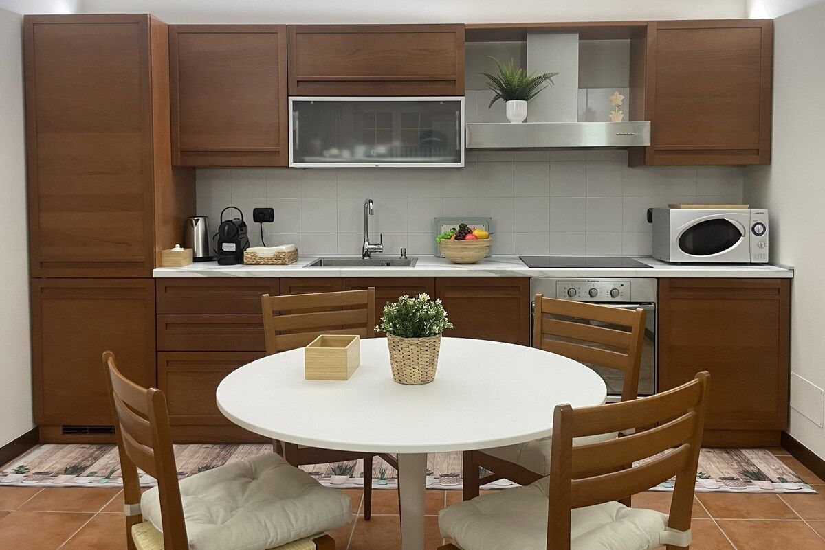 Cucina completa con piano a induzione, forno e microonde