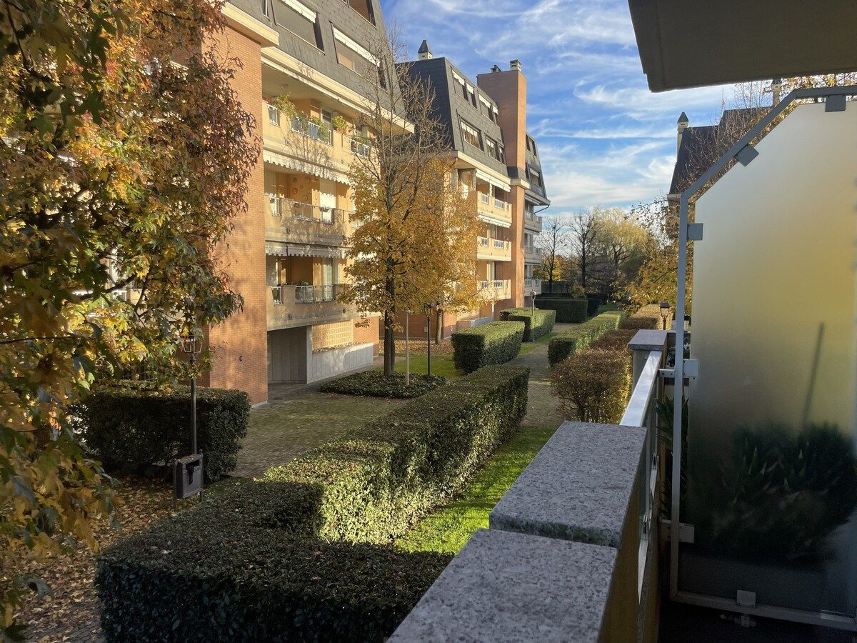 Esterno del residence con giardini curati ad Assago