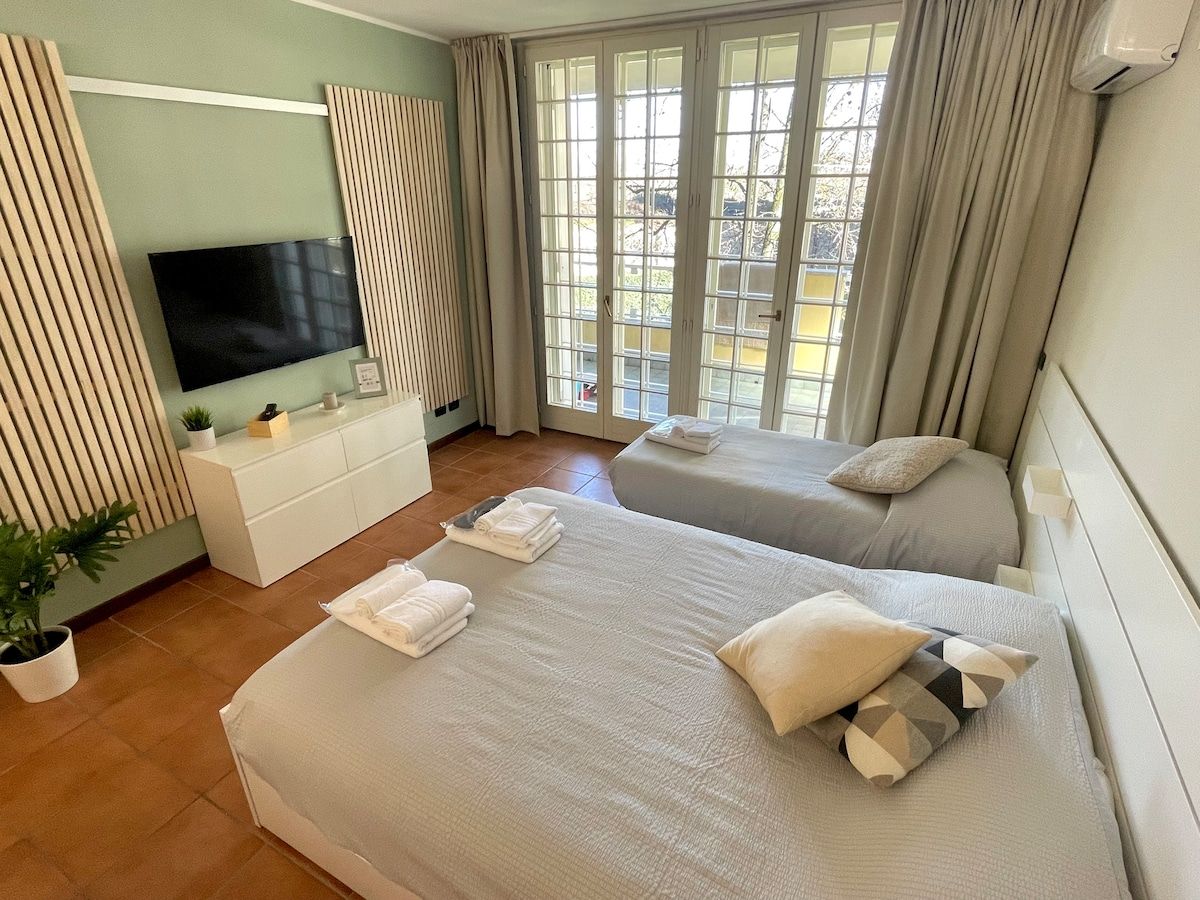 Soggiorno di Giuly Green House ad Assago con Smart TV, a 10 minuti a piedi dall'Unipol Forum