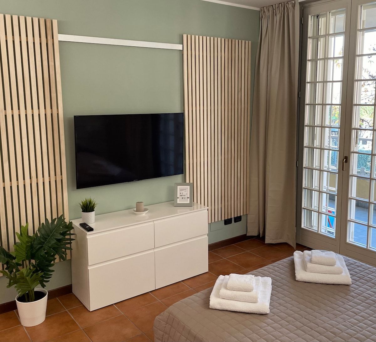 Soggiorno con Smart TV dell'appartamento vicino all'Unipol Forum di Assago