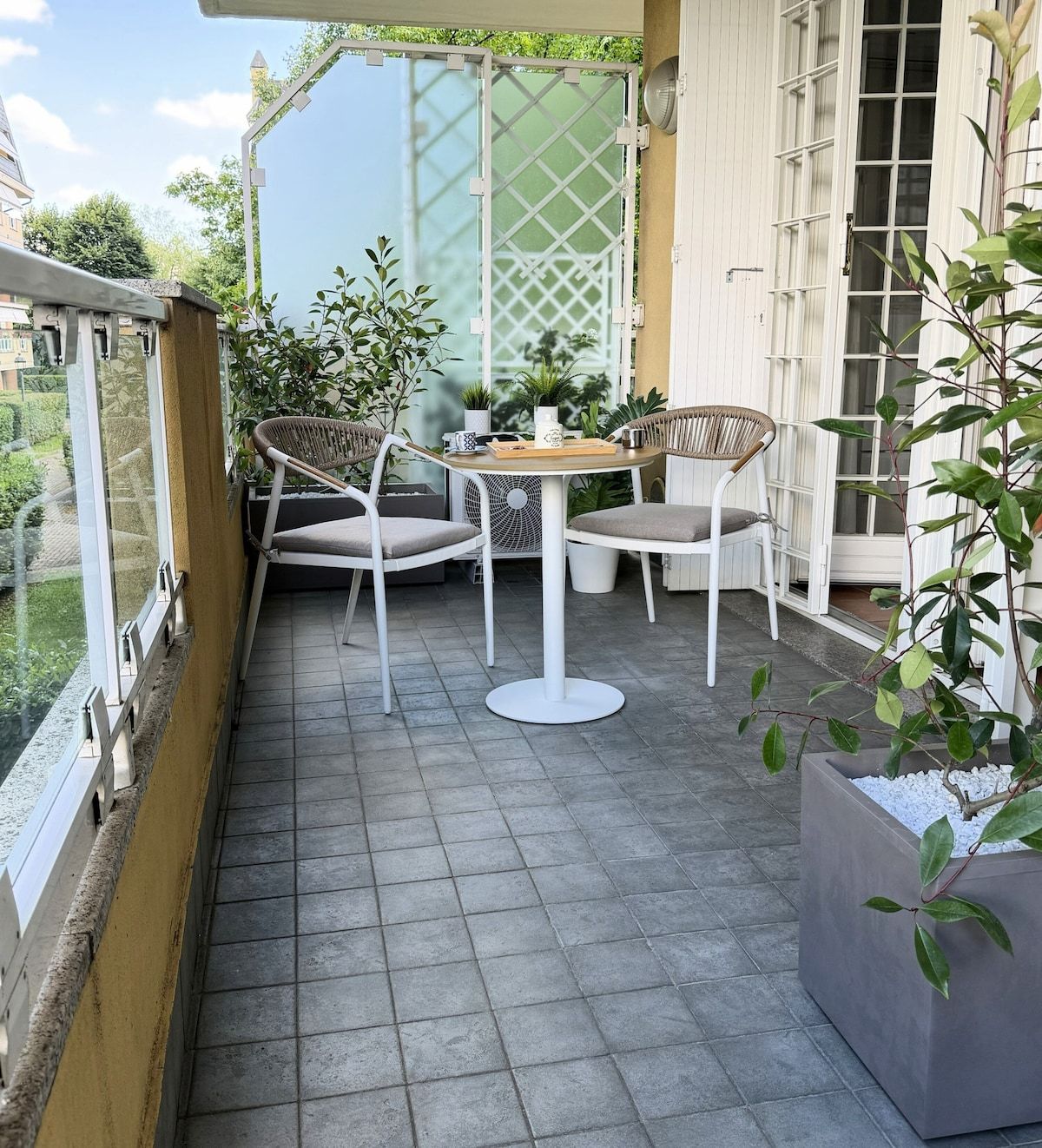 Terrazzo con vista sul verde del residence ad Assago