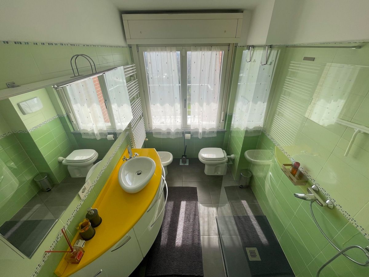 Bagno luminoso con doccia walk-in dell'appartamento a Rozzano